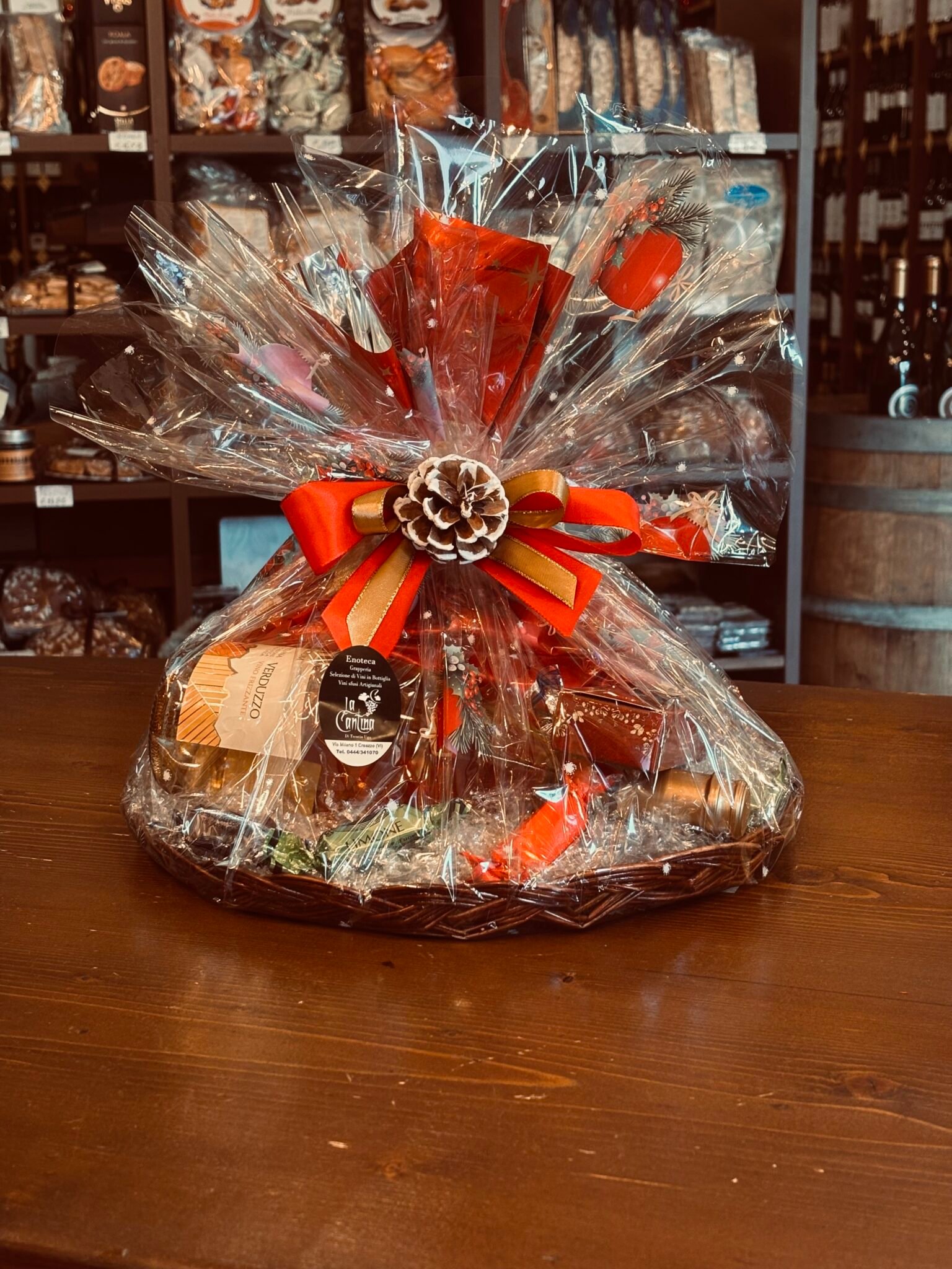 Piatto in legno confezionato pronto per essere regalato, vino e mandorlato a Creazzo