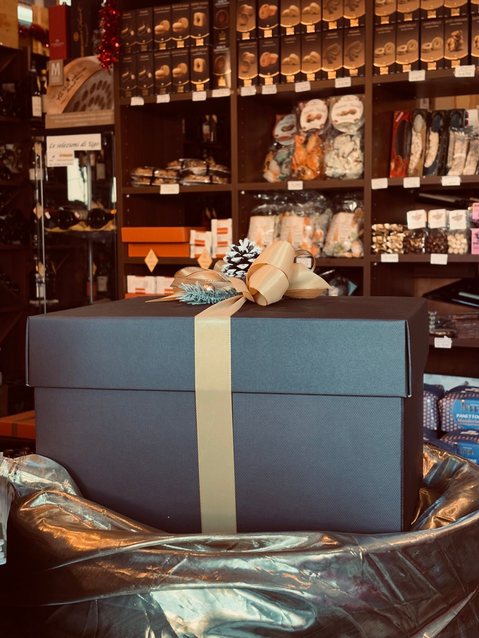 Cesto regalo ricco di prodotti pronto per un'occasione speciale