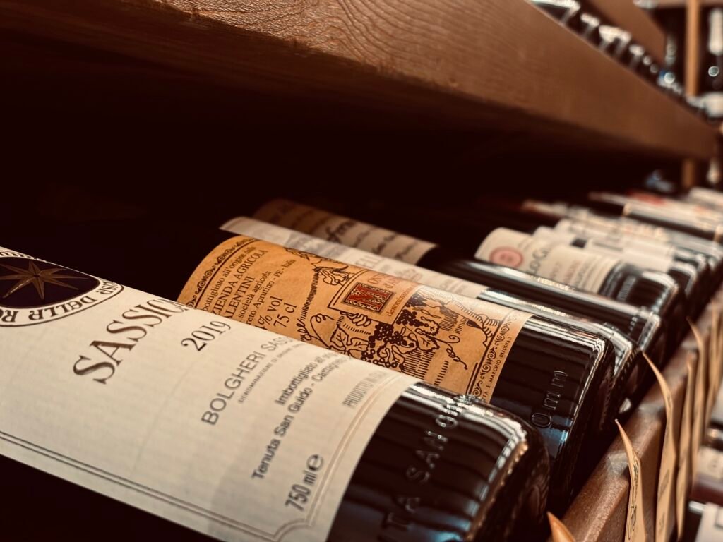 Scatti artigianali delle bottiglie ricercate alla Cantina di Ugo, a creazzo