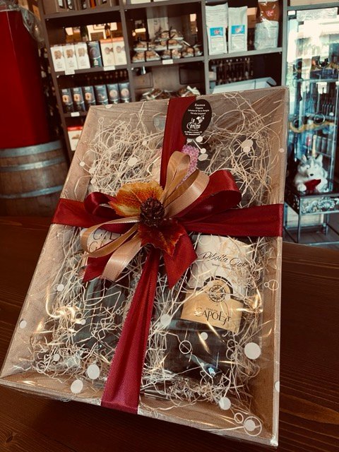 Confezione regalo con vini locali e prodotti tipici – enoteca La Cantina di Ugo Creazzo Vicenza