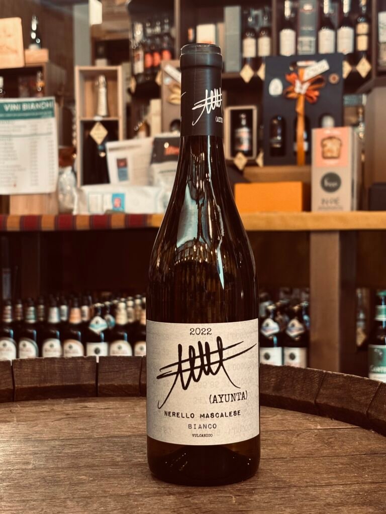 Nerello Mascalese Ayunta con altri vini vulcanici disponibili alla cantina di ugo a Creazzo, Vicenza