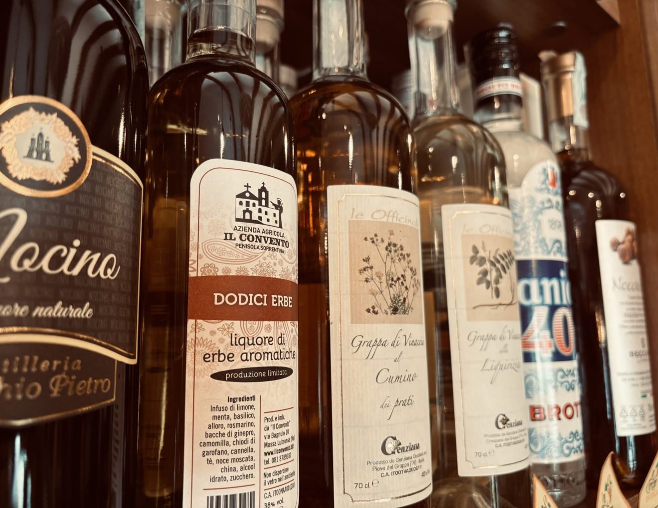 Digestivi artigianali per la tavola o per regali presso enoteca la Cantina di ugo